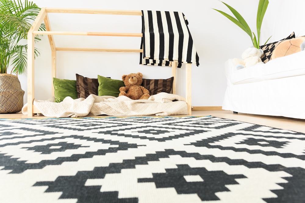 Black and white patterned area rug in a cozy kids room